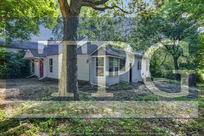 Building Photo - Beautiful, Pet Friendly, Newly Renovated Home in Independence MO!