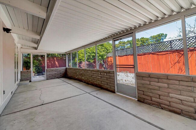 Building Photo - 3 Bedroom 2 Bath Home located in Palo Alto's Palo Verde Neighborhood!