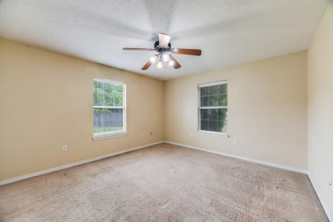 Building Photo - 15 Flora Cove