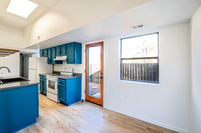 Building Photo - Absolute Gem in Pueblo Alegre (Camino De Chelly)