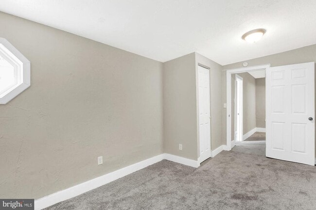 Building Photo - 3 Bedroom Home with High Ceilings & Natural Light!