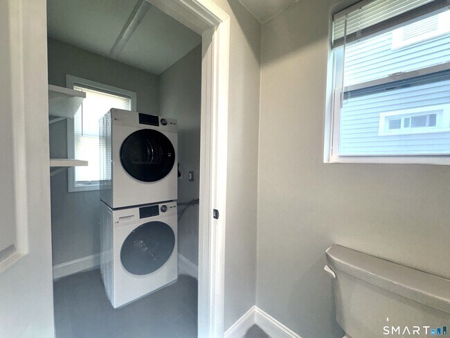 Building Photo - 105 Churchill St