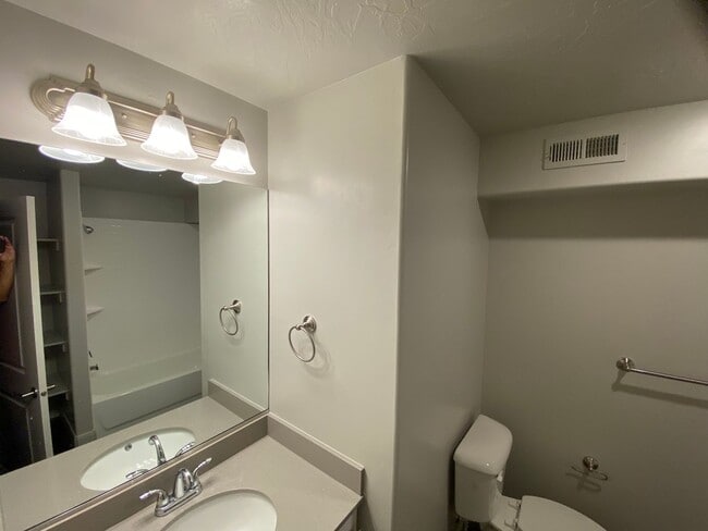 Building Photo - Great 2 bed 1 bath place, built in 2024