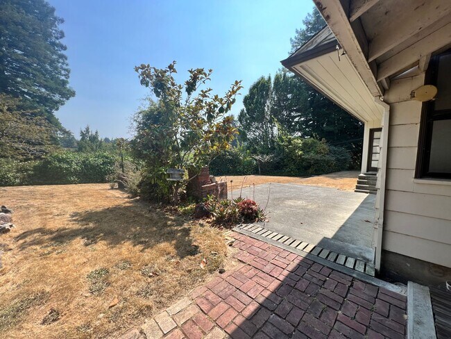 Building Photo - 2 Bedroom Blue Lake House with extra Loft Space!