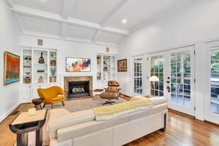 Building Photo - 204 Longwood Ct