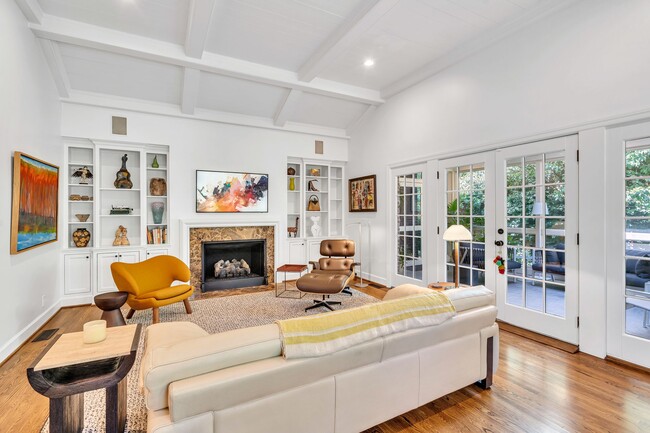 Building Photo - 204 Longwood Ct