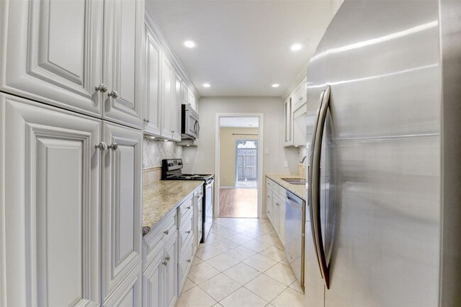 Building Photo - 3 BD / 2.5 BR Townhome in Memorial Club co...
