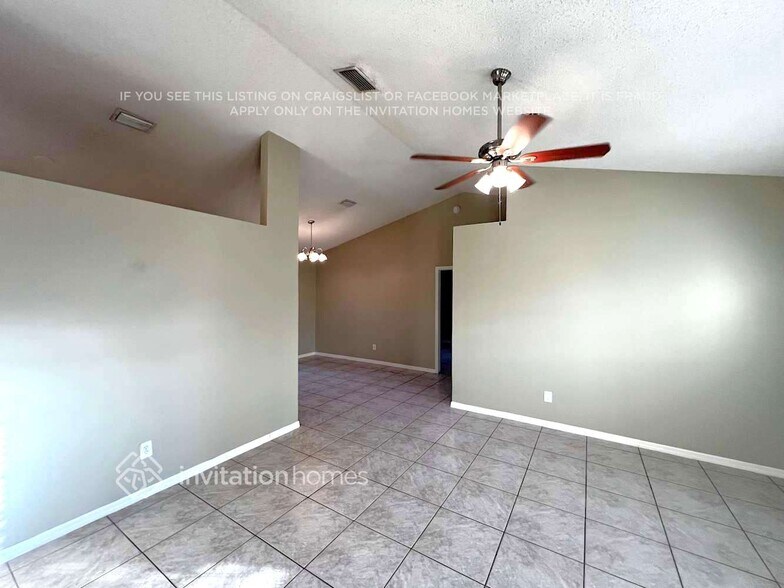 Building Photo - 1649 SE Lorraine St