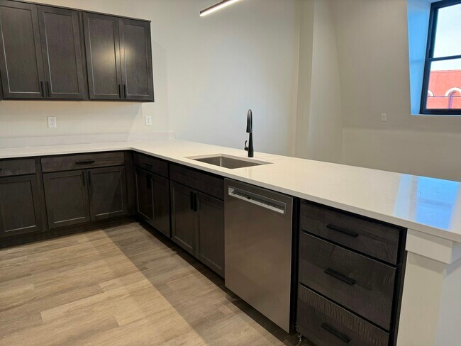 Building Photo - 106 E Erie St