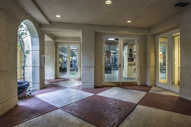 Building Photo - Beautiful, partially furnished 1 bedroom w...
