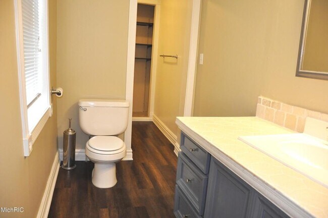 Bathroom (full)- Main level - 115 E 17th St