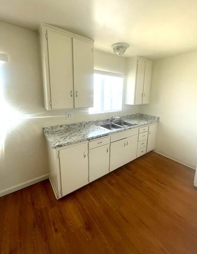 Building Photo - $1650 / 1 bedroom, with low move in costs