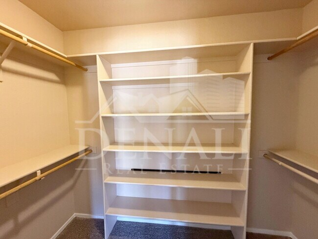 Building Photo - 1211 E Drake Dr
