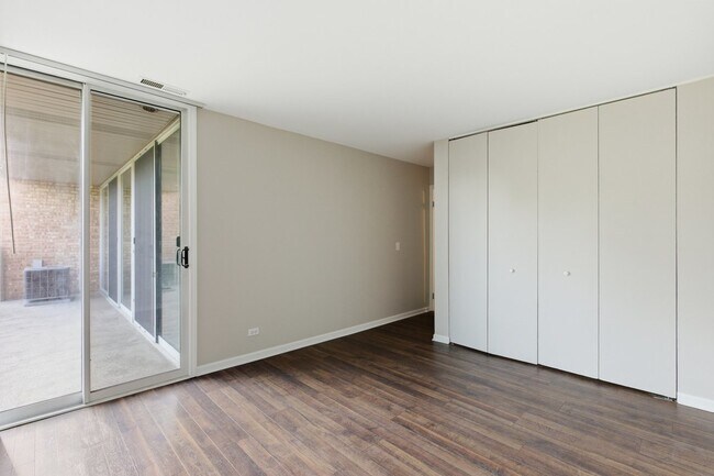 Building Photo - 6000 Oakwood Dr