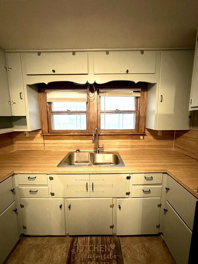 Building Photo - Versatile 2-Bedroom Home with Bonus Room and Spacious Yard