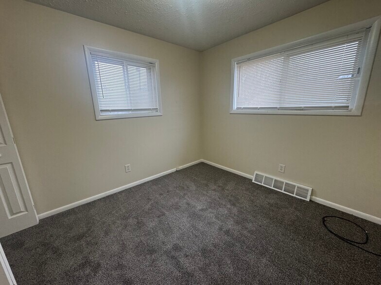 Building Photo - 1325 Vermont Pl NE