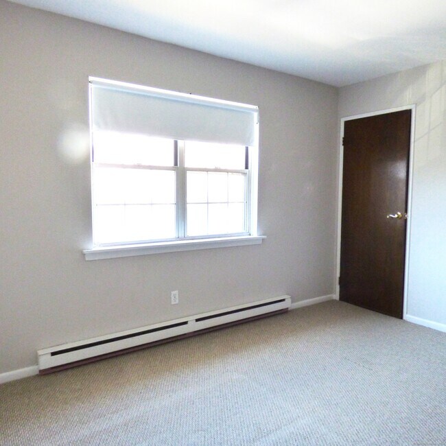 Building Photo - 62 Lindstrom Rd