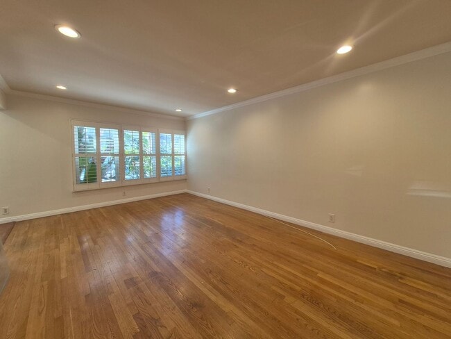 Building Photo - Charming One Bedroom, One Bath Unfurnished Apartment