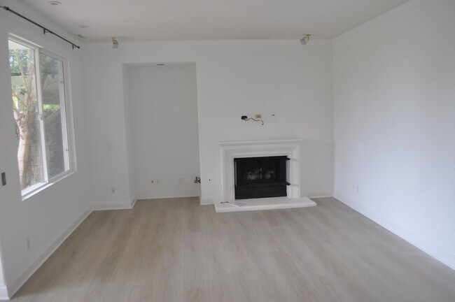 Building Photo - 4BR/3BA EXECUTIVE HOME IN EVER POPULAR RID...
