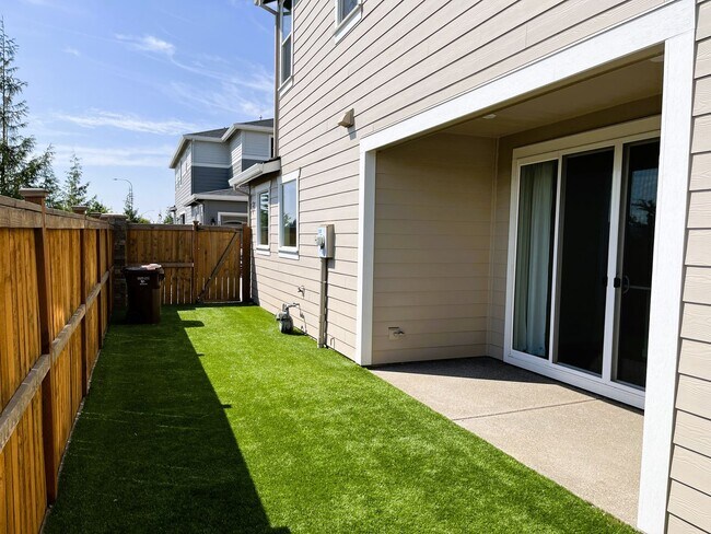 Building Photo - Modern Luxury Meets Convenience in Hillsboro