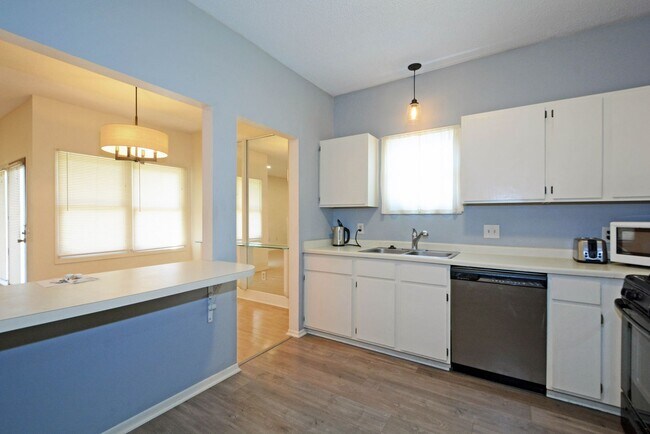 Building Photo - Beautiful 2-Bed 1-Bath Condo in Bloomington - Available Now!