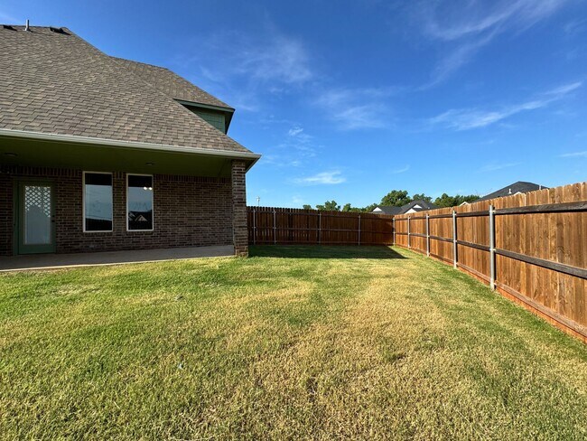 Building Photo - Spacious 3-Bedroom Home with Designer Kitc...
