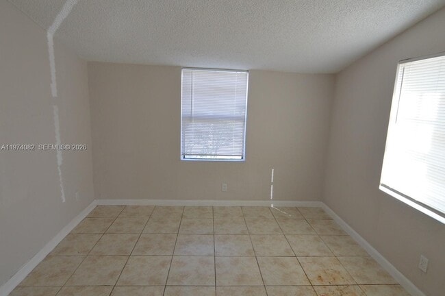 Building Photo - 731 NW 17th Ct