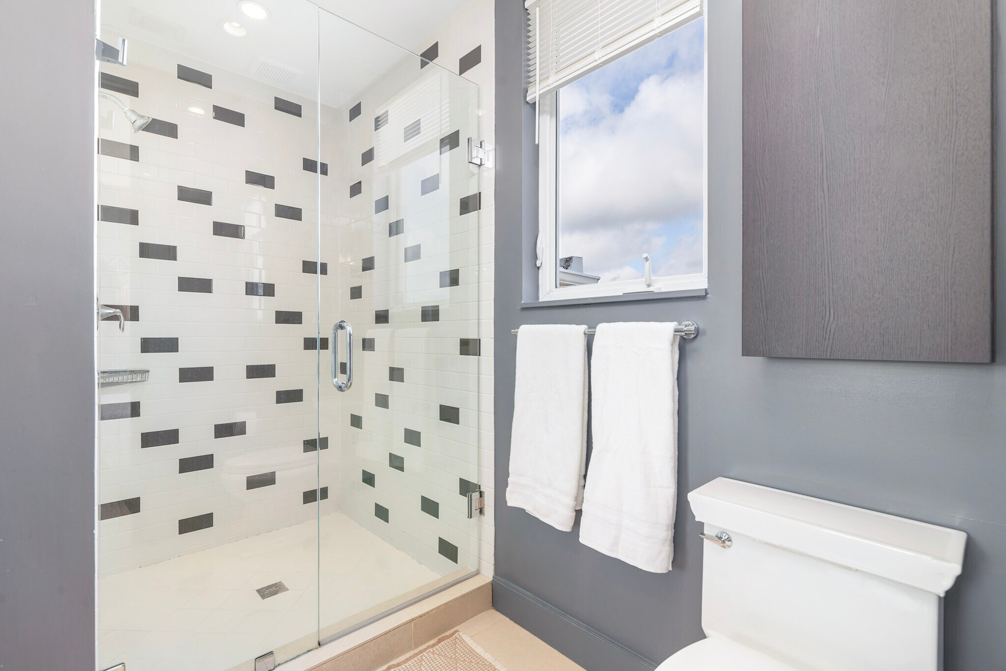 Building Photo - 111 SE 2nd St