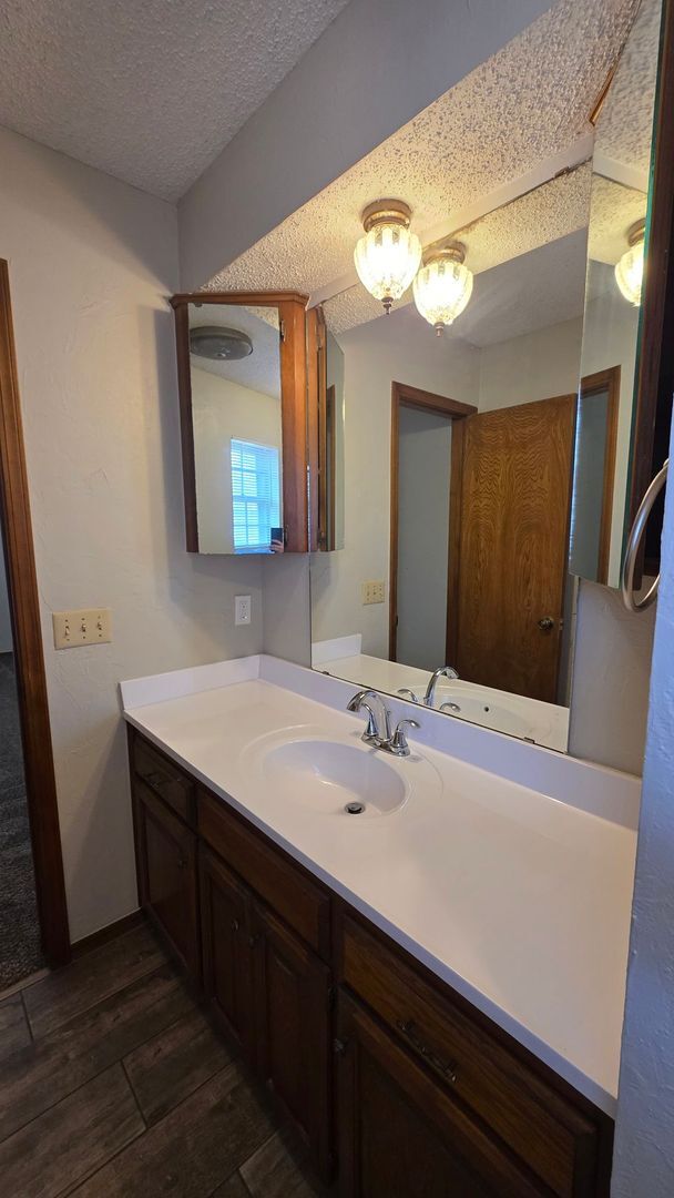 Building Photo - Wonderful 2 Bedroom Duplex In Bethany Ok.  $1250 Per Month!