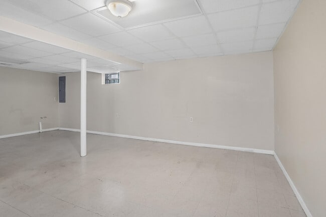 Building Photo - 423 S Maple Ave
