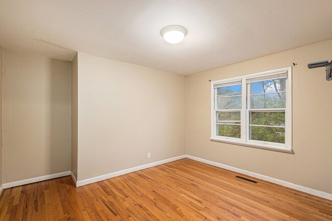 Building Photo - Cheyenne Canyon / 3 bedroom, 2 car garge, ...