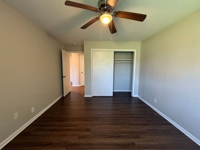 Building Photo - Remodeled 1 Bedroom Apartment!!!  Walk to the Square or Steps from Sumner Regional Hospital