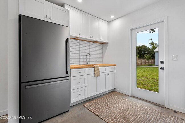 Building Photo - 581 Hazel St