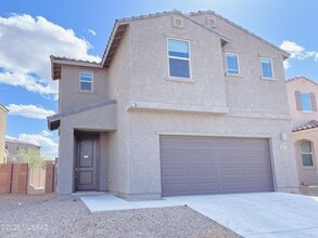 Building Photo - 866 E Artesia Pl