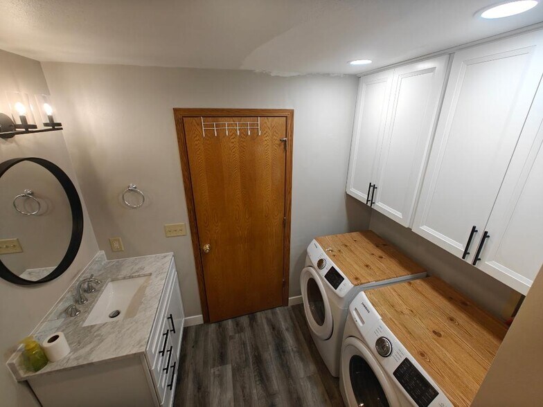 Building Photo - 1702 Hulke Dr