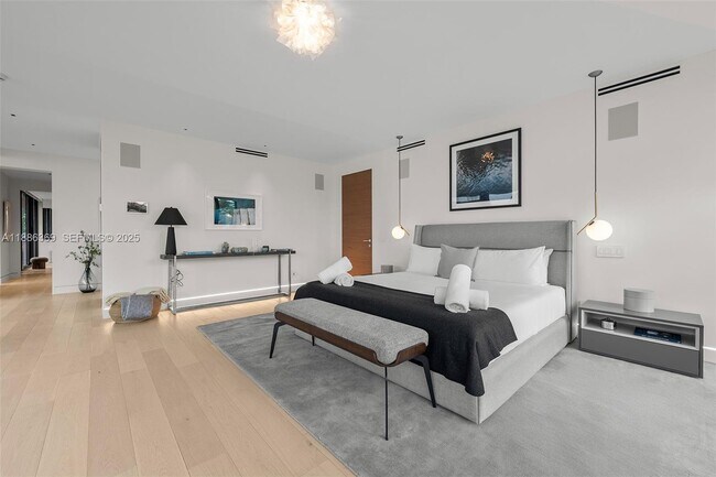 Building Photo - 3306 NE 16th St