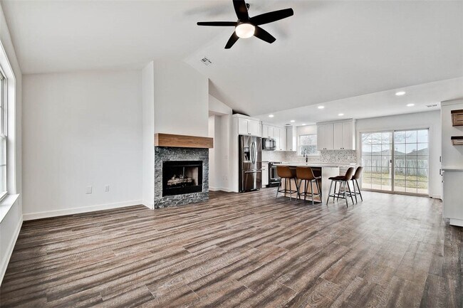 Building Photo - 902 SW Hopi Cir