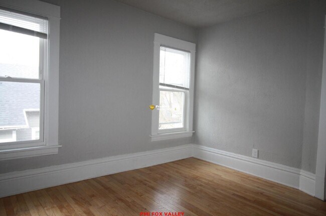 Building Photo - Large refurbished 3 Bedroom Upper