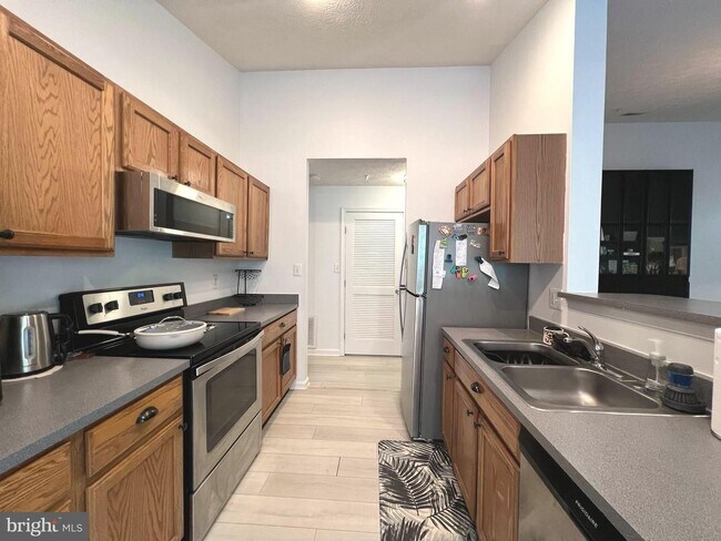 Building Photo - Gorgeous Light-Filled 2BR/2BA Penthouse Condo in Piney Orchard.