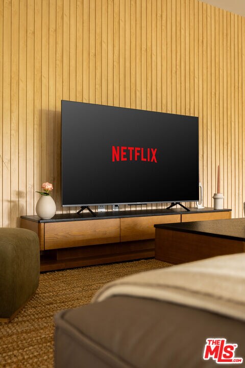 Building Photo - 547 N Sweetzer Ave