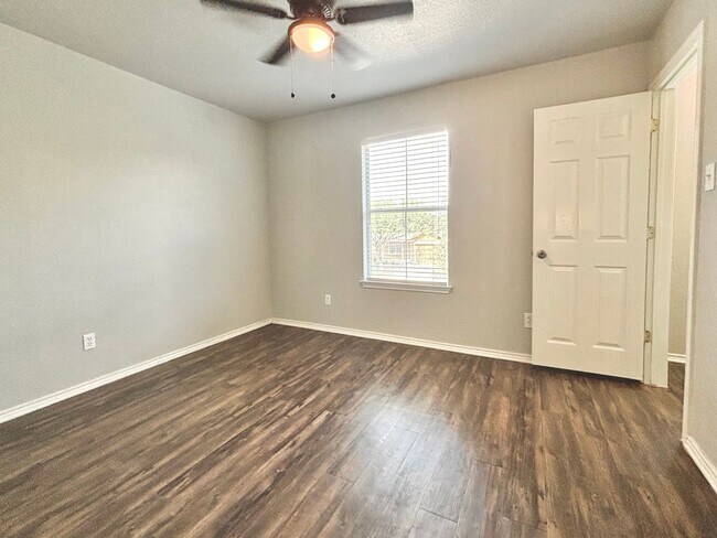 Building Photo - Amazing 4 Bedroom Home!