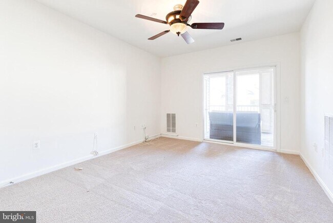 Building Photo - 400 Symphony Cir