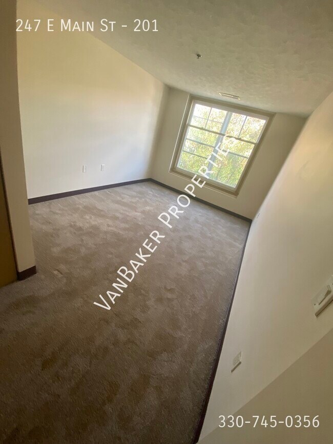 Building Photo - 247 E Main St