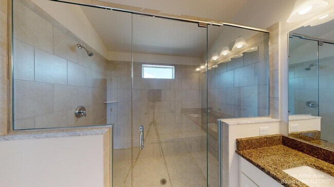 Building Photo - 2704 S Spurway Dr