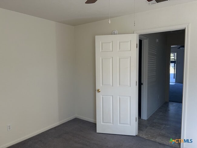 Building Photo - 105 W Truman Ave