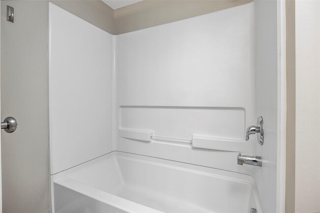 Building Photo - 432 Saravalle Dr