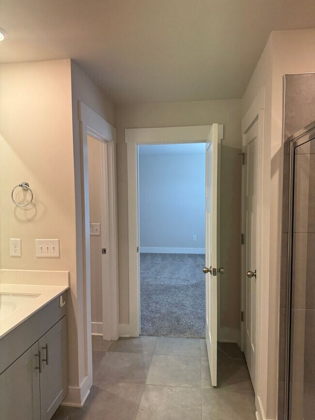 Building Photo - Great Price and location!