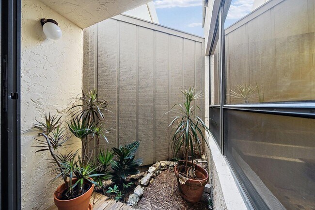 Building Photo - 1605 S US Hwy 1