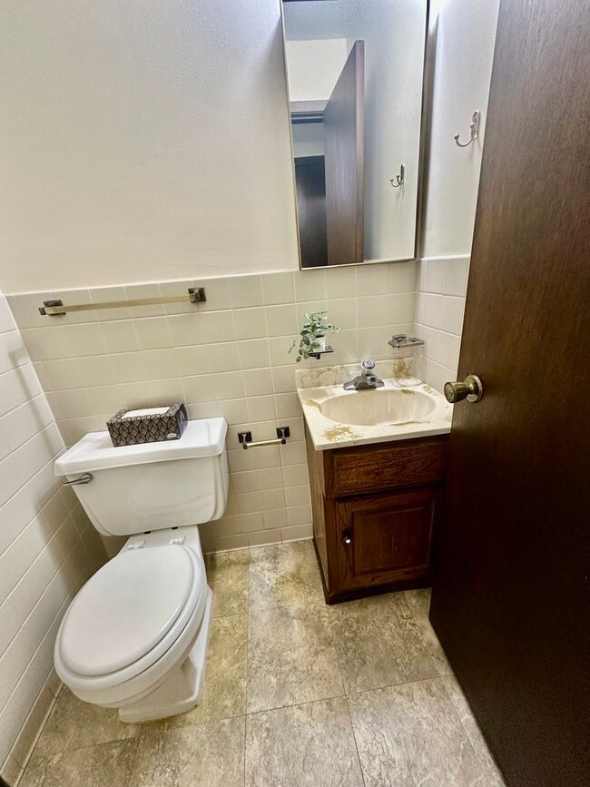 Building Photo - Elegant Townhome Living in a Prime Eagan Location!!