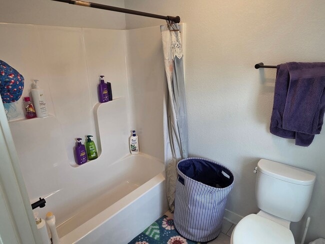 Building Photo - 5 bedroom Pewaukee home in Broken Hill